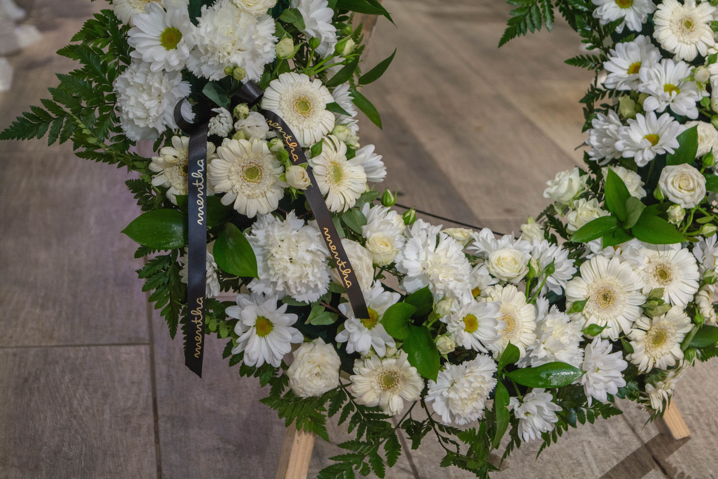 Esența divină a coroanei: crizanteme albe și accente subtile, transmițând un sentiment de puritate și respect, cu livrare GRATUITĂ în Resita.