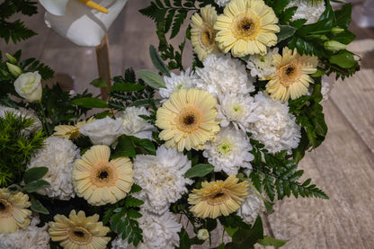 Gerbera galbenă ca un raze de soare: imaginea a doua din colecție, ilustrând optimismul și căldura acestei flori strălucitoare, cu livrare GRATUITĂ în Resita.