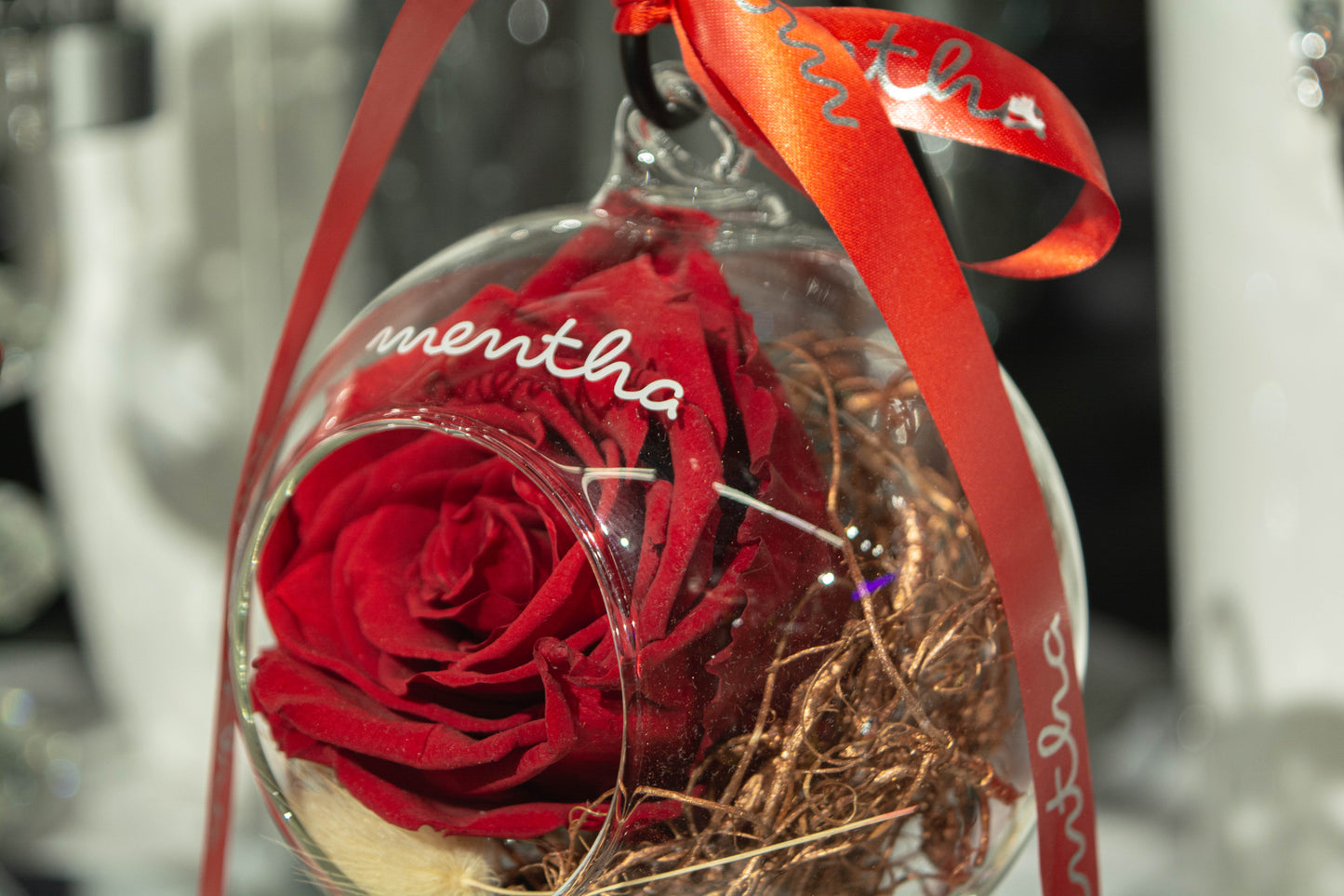 Trandafir criogenat roșu ⌀8cm în cupola de sticlă cu picior 13x37cm