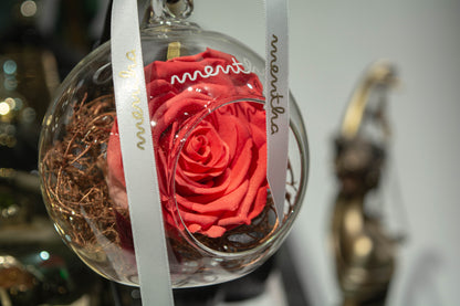 Trandafir criogenat corai ⌀8cm în cupola de sticlă cu picior 13x37cm