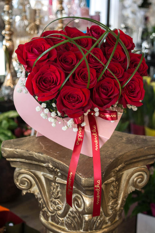 Inimă parfumată: o imagine detaliată a trandafirilor roșii din cutia noastră specială, simbol al pasiunii și iubirii profunde.