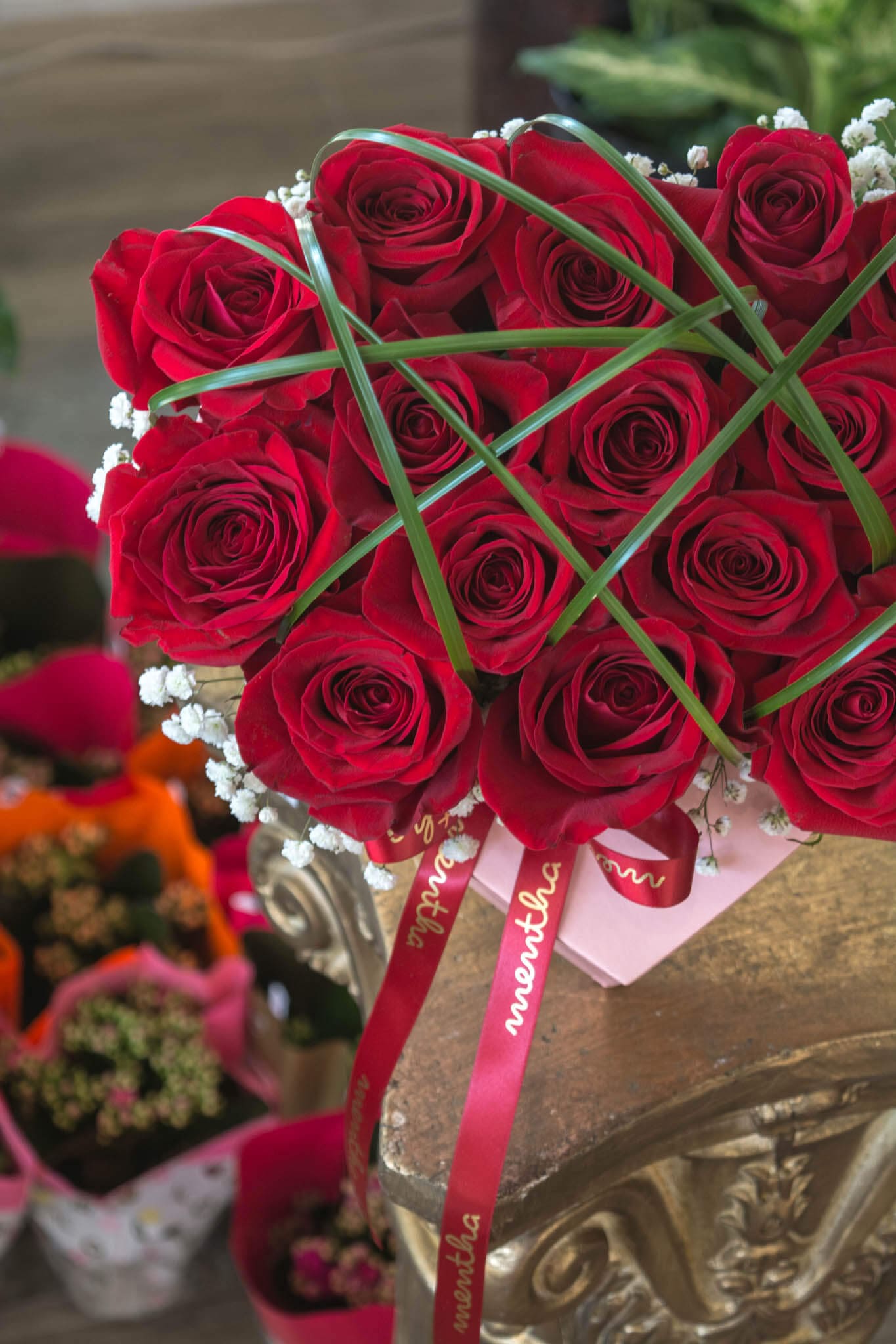 Romantism în inimă: bucurați-vă de frumusețea trandafirilor parfumați într-o inimă vibrantă, un cadou perfect pentru cei dragi.
