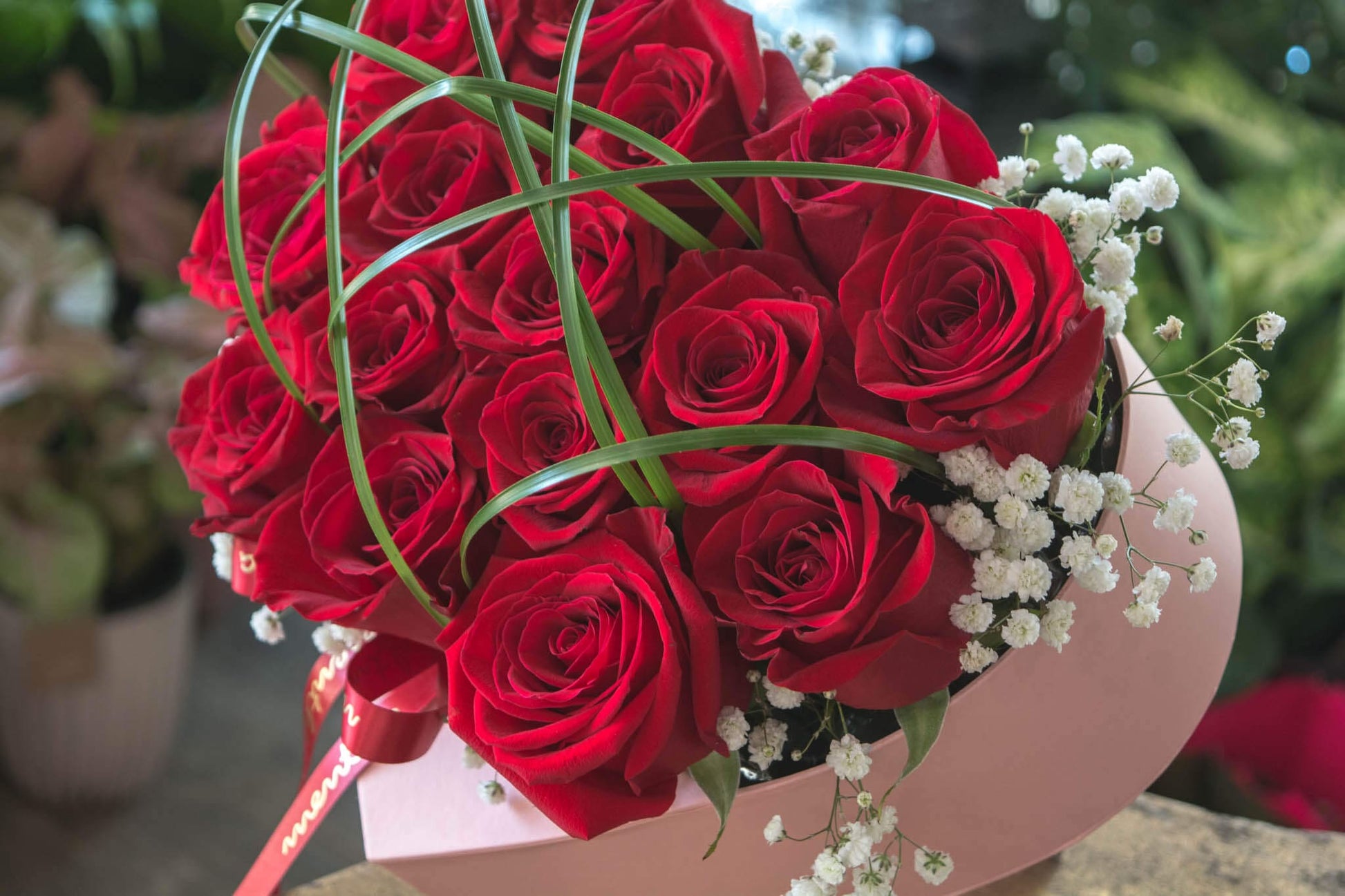 Delicatețe și pasiune: detalii din cutia noastră cu trandafiri roșii, o experiență vizuală și olfactivă întruchipând iubirea și devotamentul.