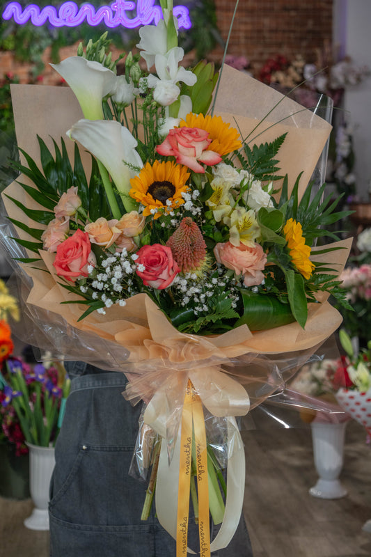 Buchet vară la țară cu cale, floarea soarelui, trandafiri și gladiole - livrare flori în Reșița