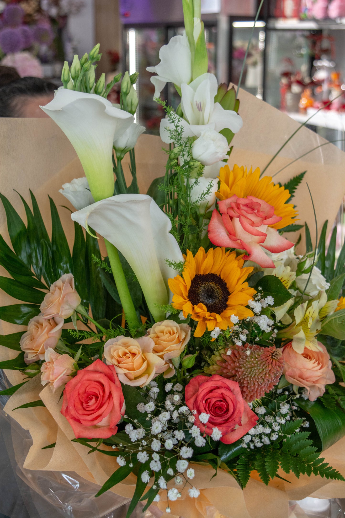 Aranjament floral vară la țară cu cale, floarea soarelui, trandafiri și gladiole - livrare flori în Reșița