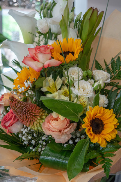 Aranjament floral vară la țară cu cale, floarea soarelui, trandafiri și gladiole - livrare flori în Reșița