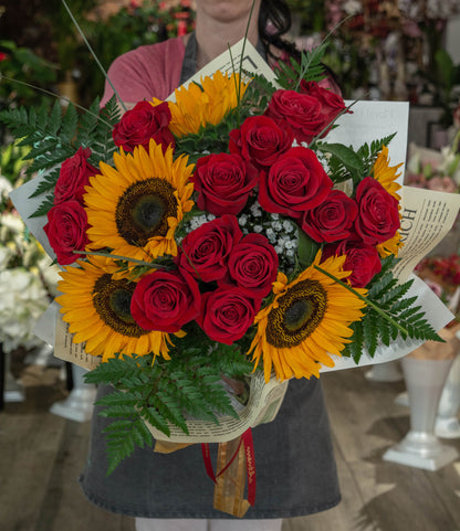 Buchet cu trandafiri roșii și floarea soarelui - livrare gratuită flori în Reșița