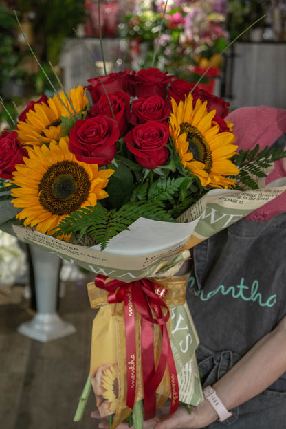 Aranjament floral cu flori soare și pasiune - buchet cu trandafiri roșii și floarea soarelui - livrare flori în Reșița