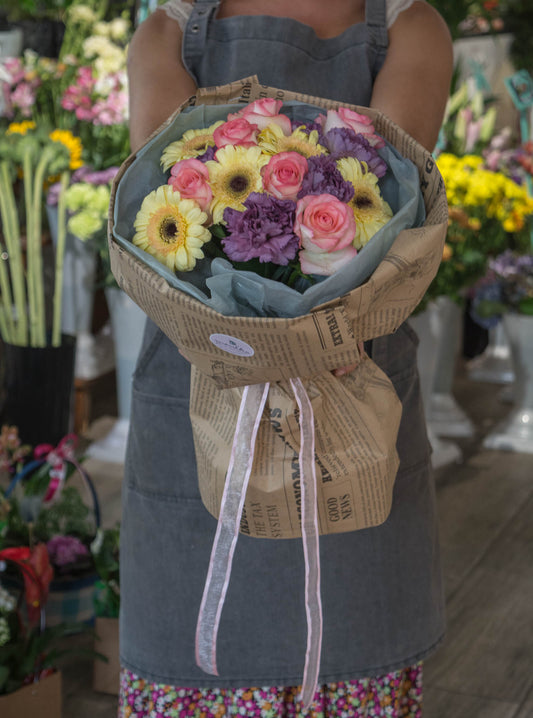 Buchet retro de flori cu trandafiri, gerbera și garoafe colorate - livrare flori în Reșița