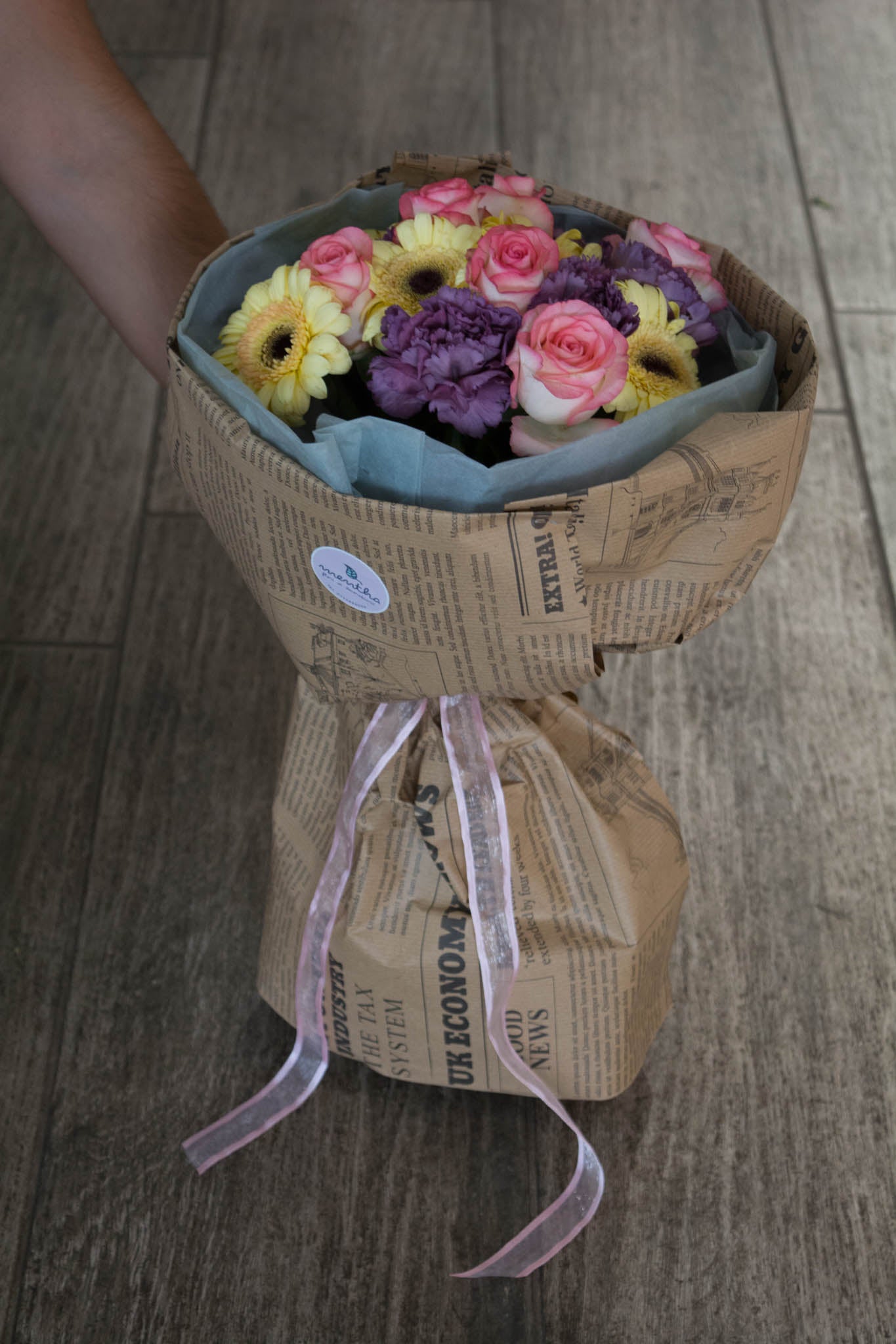 Detaliu buchet retro cu trandafiri, gerbera și garoafe - ambalaj de ziar - livrare în Reșița