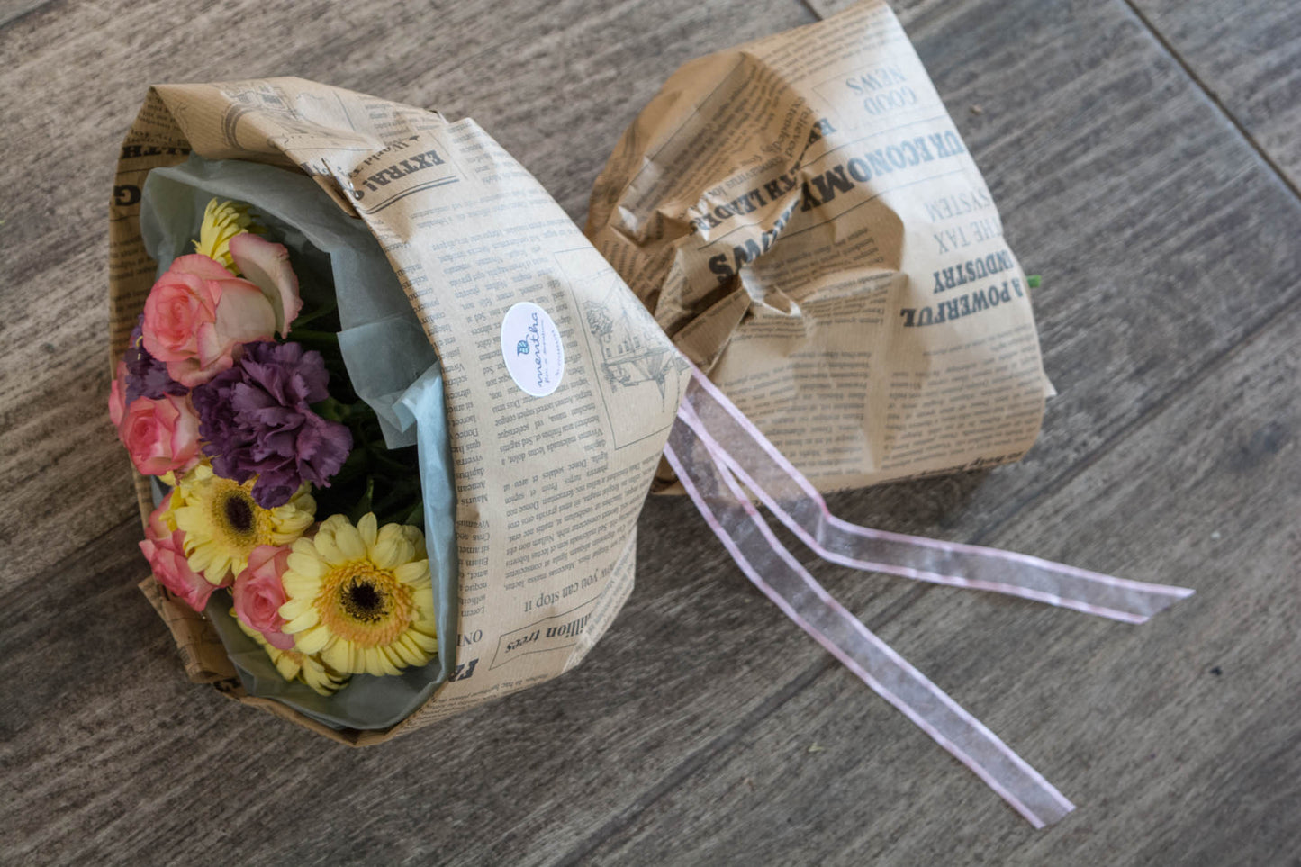 Buchet vintage cu flori colorate în ambalaj de ziar - livrare gratuită flori în Reșița