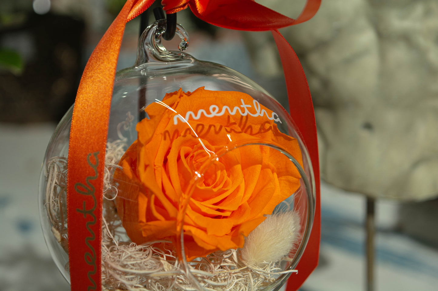 Trandafir criogenat portocaliu ⌀8cm în cupola de sticlă cu picior 13x37cm