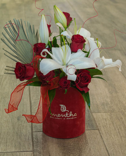 Parfum îmbătător: cutie cu crini imperiali și trandafiri parfumați, livrare GRATUITĂ în Resita Armonie florală: cutie cu crini imperiali și trandafiri catifelați, livrare GRATUITĂ în Resita.