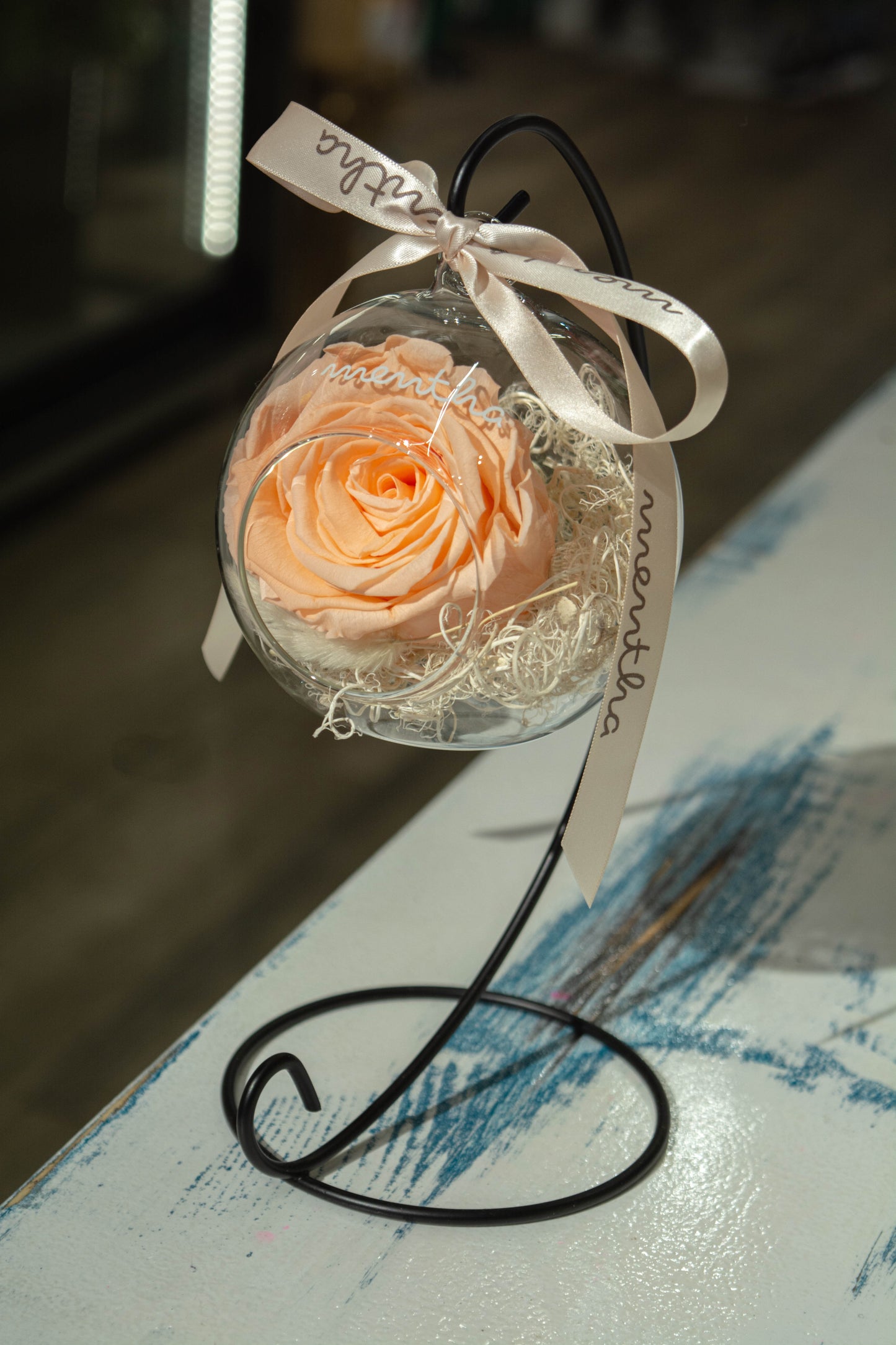 Trandafir criogenat piersică ⌀8cm în cupola de sticlă cu picior 13x37cm