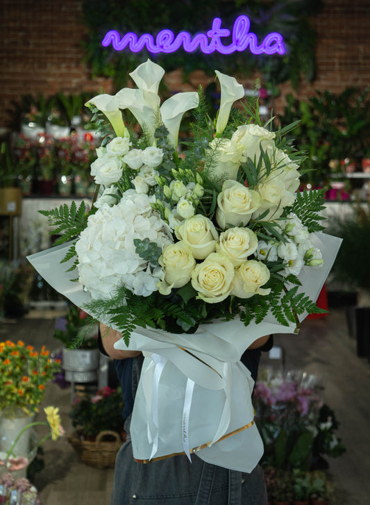 Buchet alb de vară cu hortensie, lisianthus, trandafiri și cale - livrare flori în Reșița