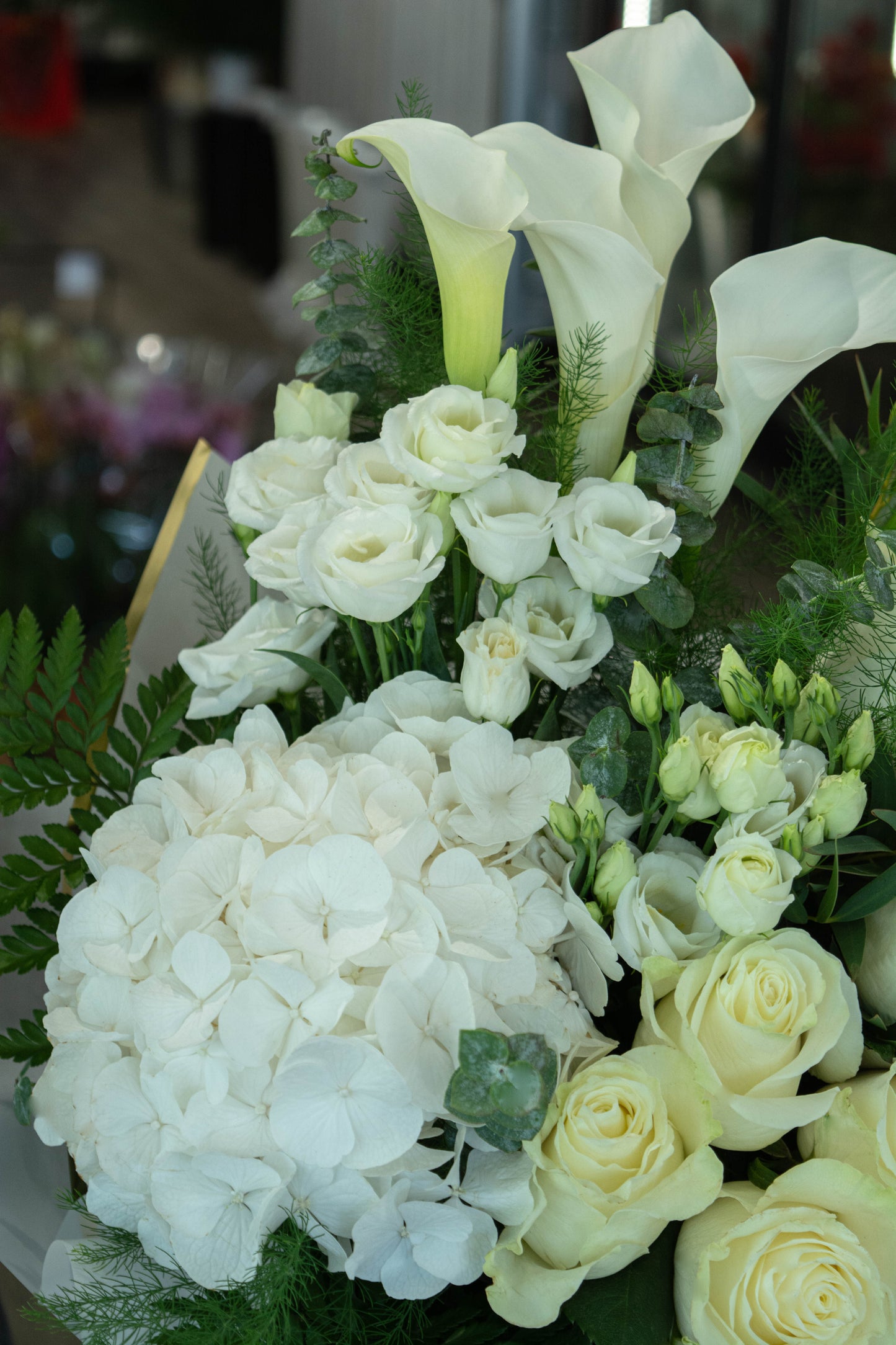Buchet alb cu hortensie, lisianthus, trandafiri și cale - livrare gratuită flori în Reșița