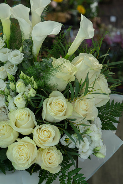 Aranjament floral de vară cu flori albe - buchet elegant - livrare flori în Reșița