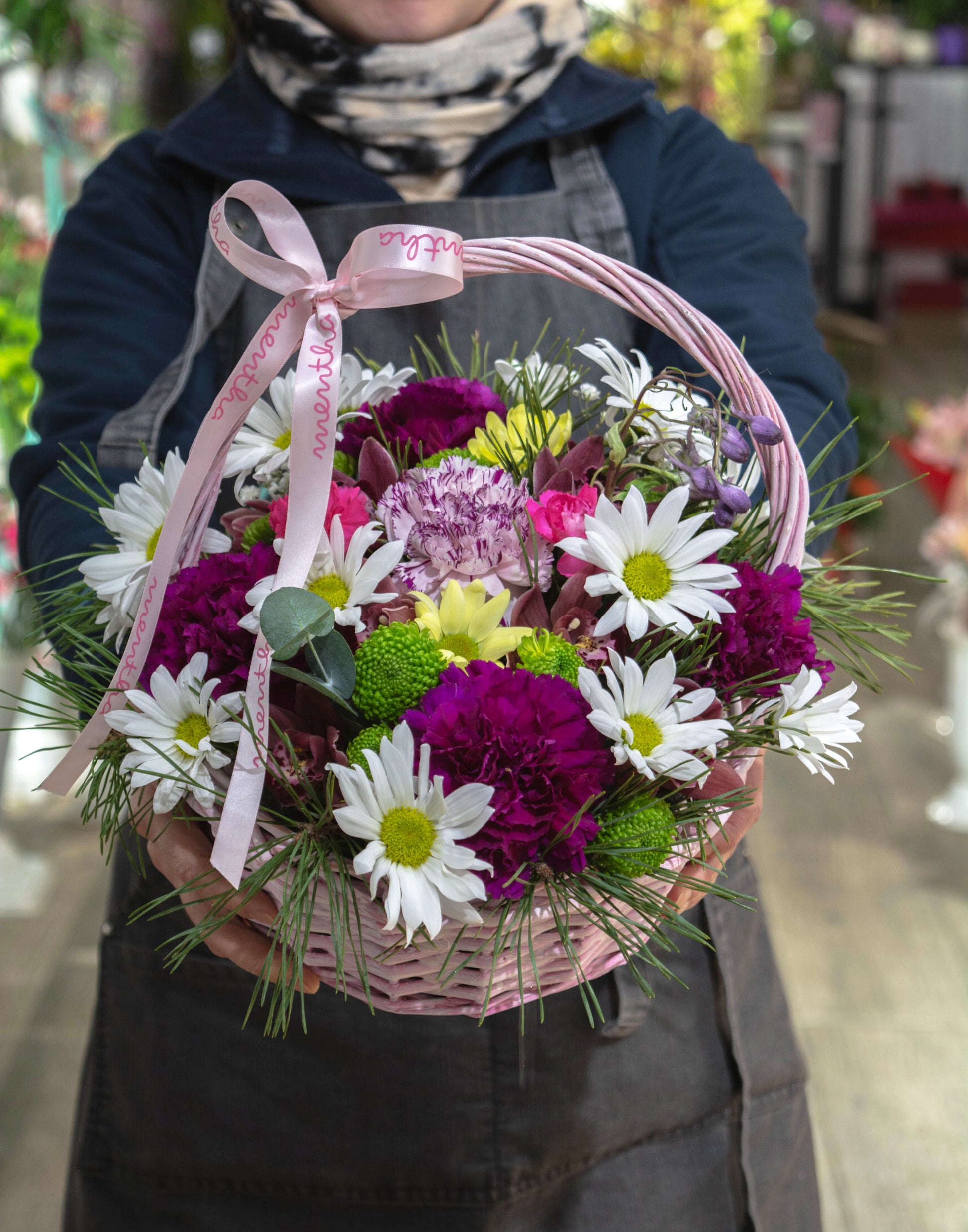 O imagine detaliată a coșului cu flori albe și roz, un aranjament floral elegant și rafinat, perfect pentru orice ocazie specială.
