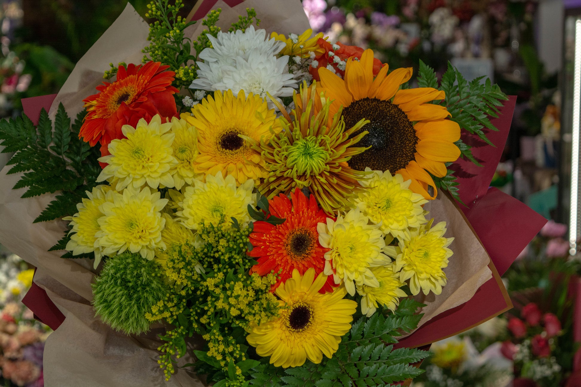 Detaliu buchet galben ca soarele cu gerbera și floarea soarelui - aranjament floral vibrant - livrare în Reșița