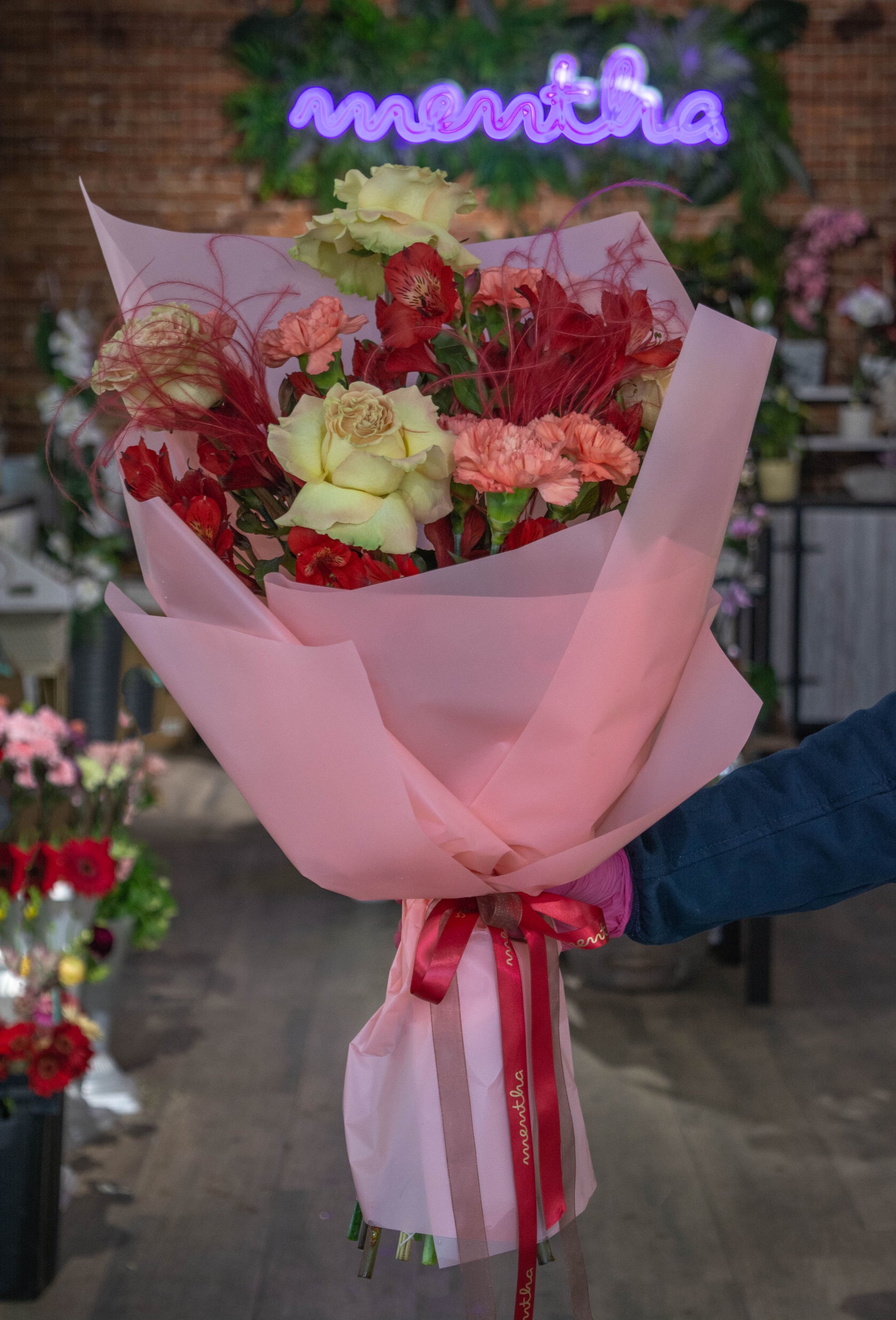 Comandă acum: Buchet flori roșii și pastelate cu livrare GRATUITĂ Trandafiri și flori pastelate cu livrare GRATUITĂ în Resita Alegeți buchetul nostru de flori roșii și pastelate cu livrare GRATUITĂ în Resita Buchet proaspăt în culori roșii și pastel cu livrare GRATUITĂ Livrare rapidă și GRATUITĂ pentru buchetul de flori roșii și pastelate în Resita