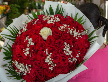 Buchet 91 trandafiri cu livrare GRATUITĂ în Resita