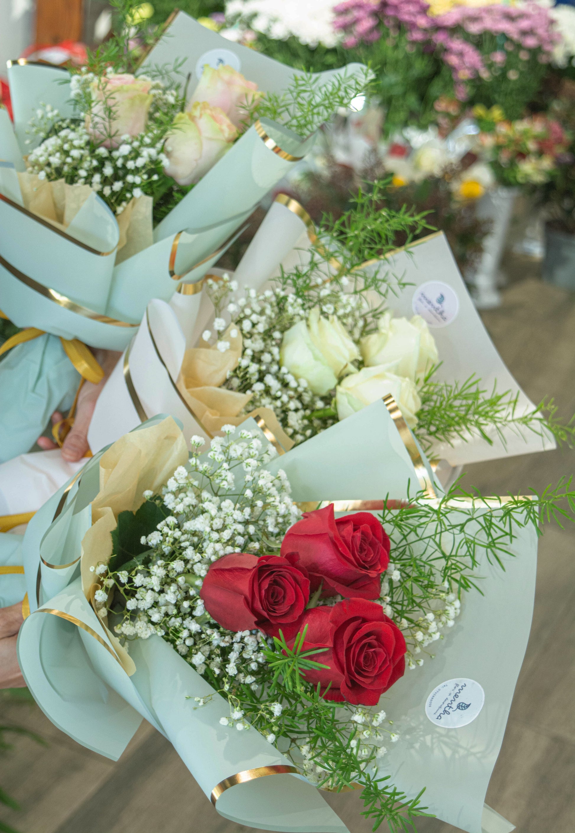 Detaliu din buchetul nostru de 3 trandafiri în diverse culori, un cadou perfect pentru orice ocazie specială, cu livrare GRATUITĂ în Resita