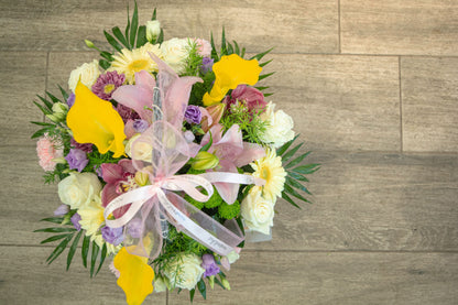 Flori proaspete și strălucitoare: detalii din coșul nostru cu flori galben zâmbitor, un cadou minunat pentru a aduce zâmbete și fericire