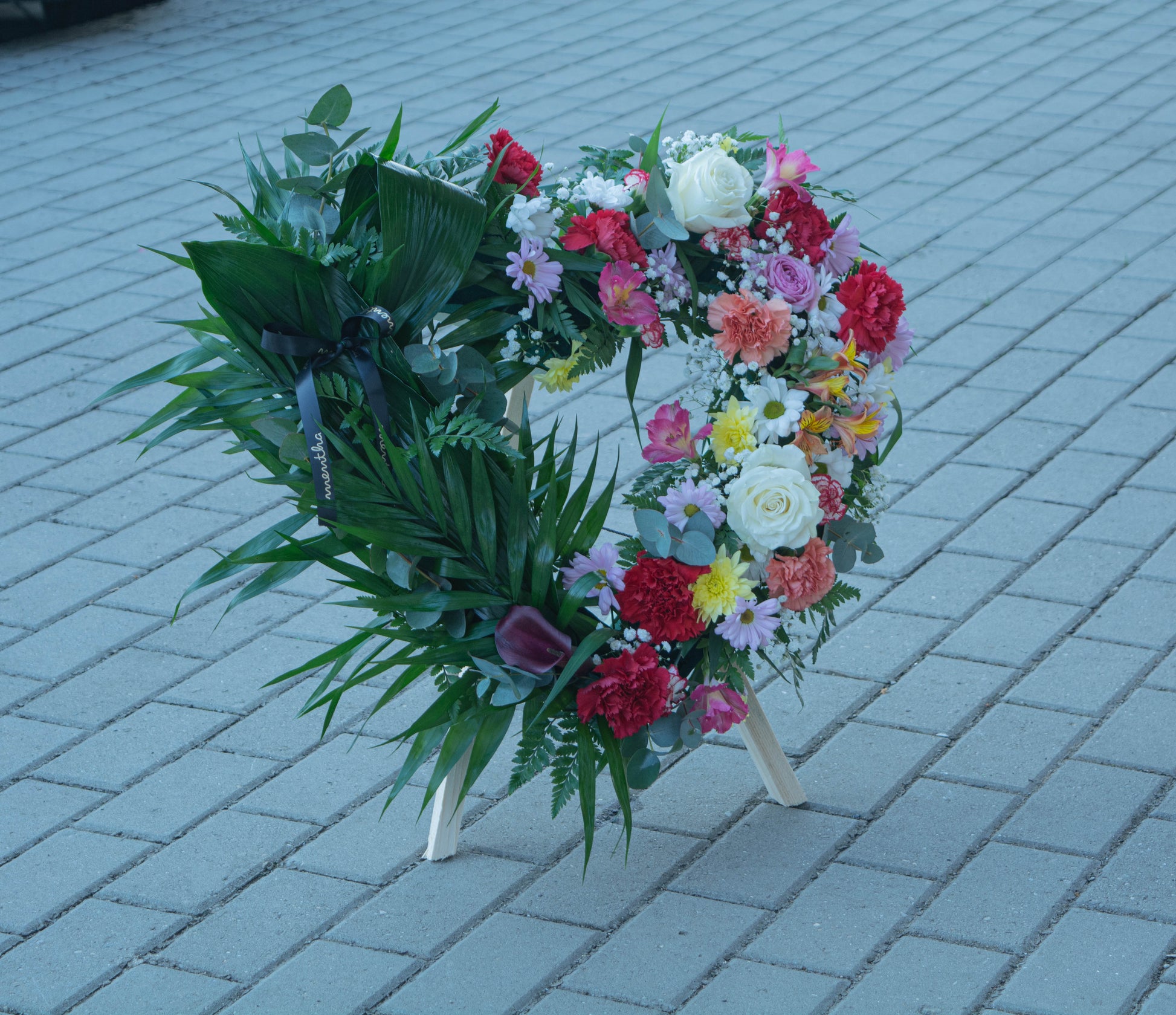 Coroană funerară inimă cu jumătate verdeață - omagiu floral - livrare în Reșița