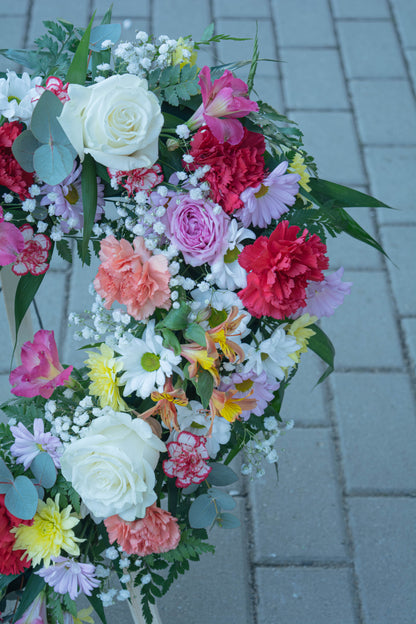 Mix de flori colorate în coroană funerară inimă - livrare gratuită în Reșița