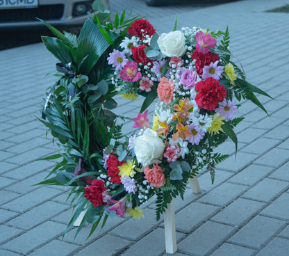 Elegantă coroană funerară inimă cu flori proaspete - livrare cu flori în Reșița