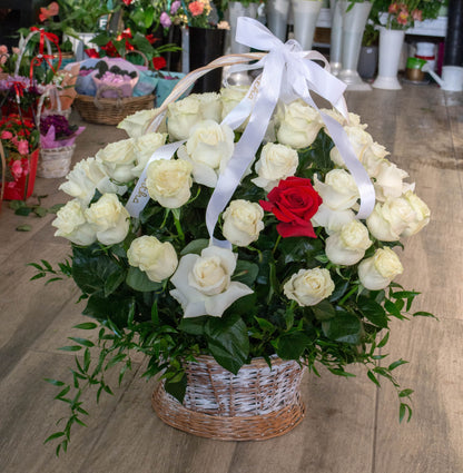 Coș cu 51 de trandafiri, un detaliu elegant și distinctiv, cu livrare GRATUITĂ în Resita.