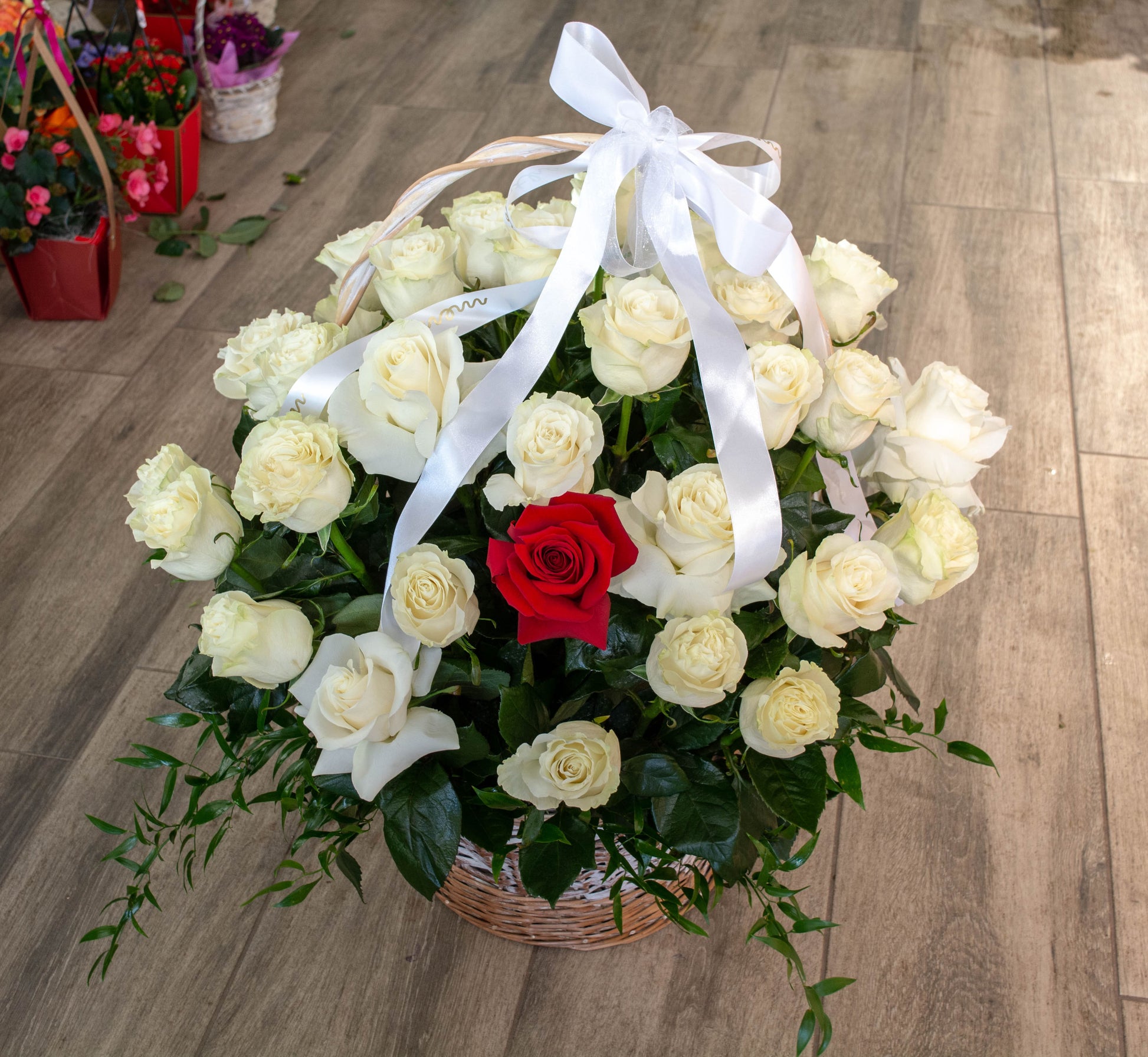 Aranjament floral impresionant cu 50 de trandafiri în culori armonioase și unul diferit, cu livrare GRATUITĂ în Resita.