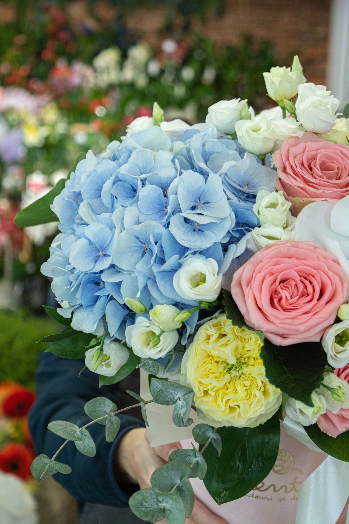 Detaliu cutie cu flori pastel de vară - aranjament floral elegant - livrare în Reșița