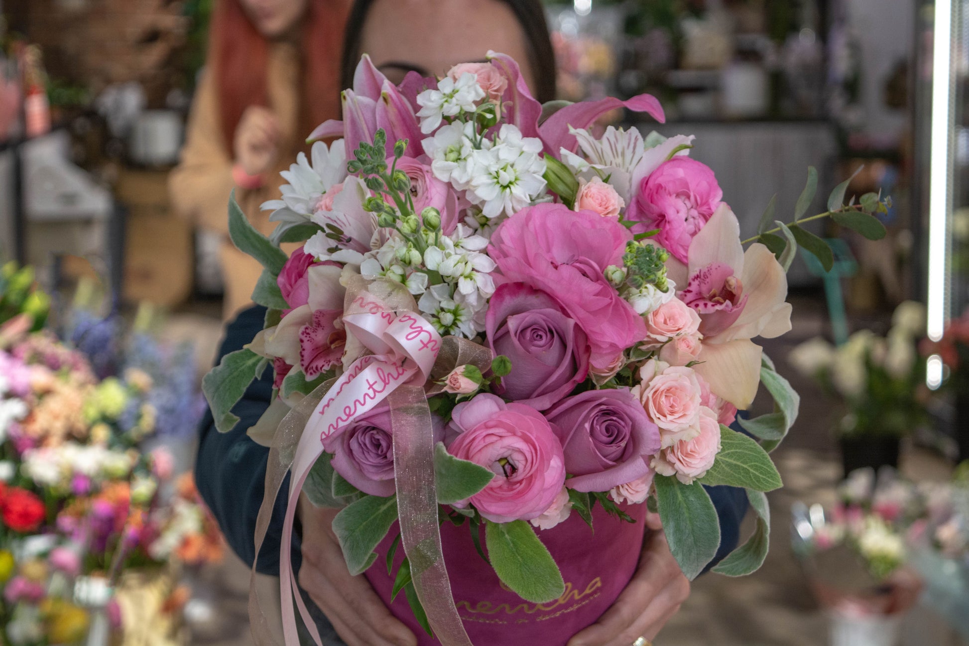 Zâmbete în culori pastelate: crizanteme și flori roz și alb, exprimând bucuria și fericirea, surprinse în această imagine, cu livrare GRATUITĂ în Resita.