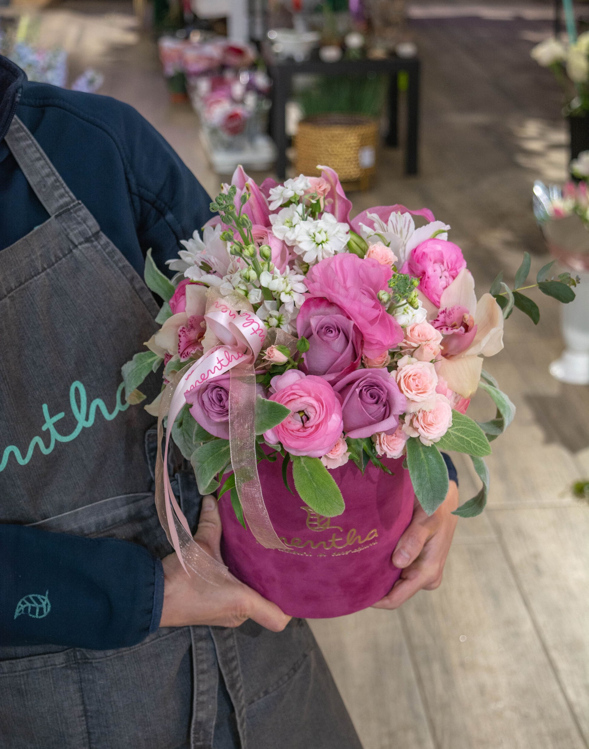 Flori parfumate în nuanțe de roz: imaginea a doua din colecție, ilustrând prospețimea și eleganța acestor flori delicate, cu livrare GRATUITĂ în Resita.
