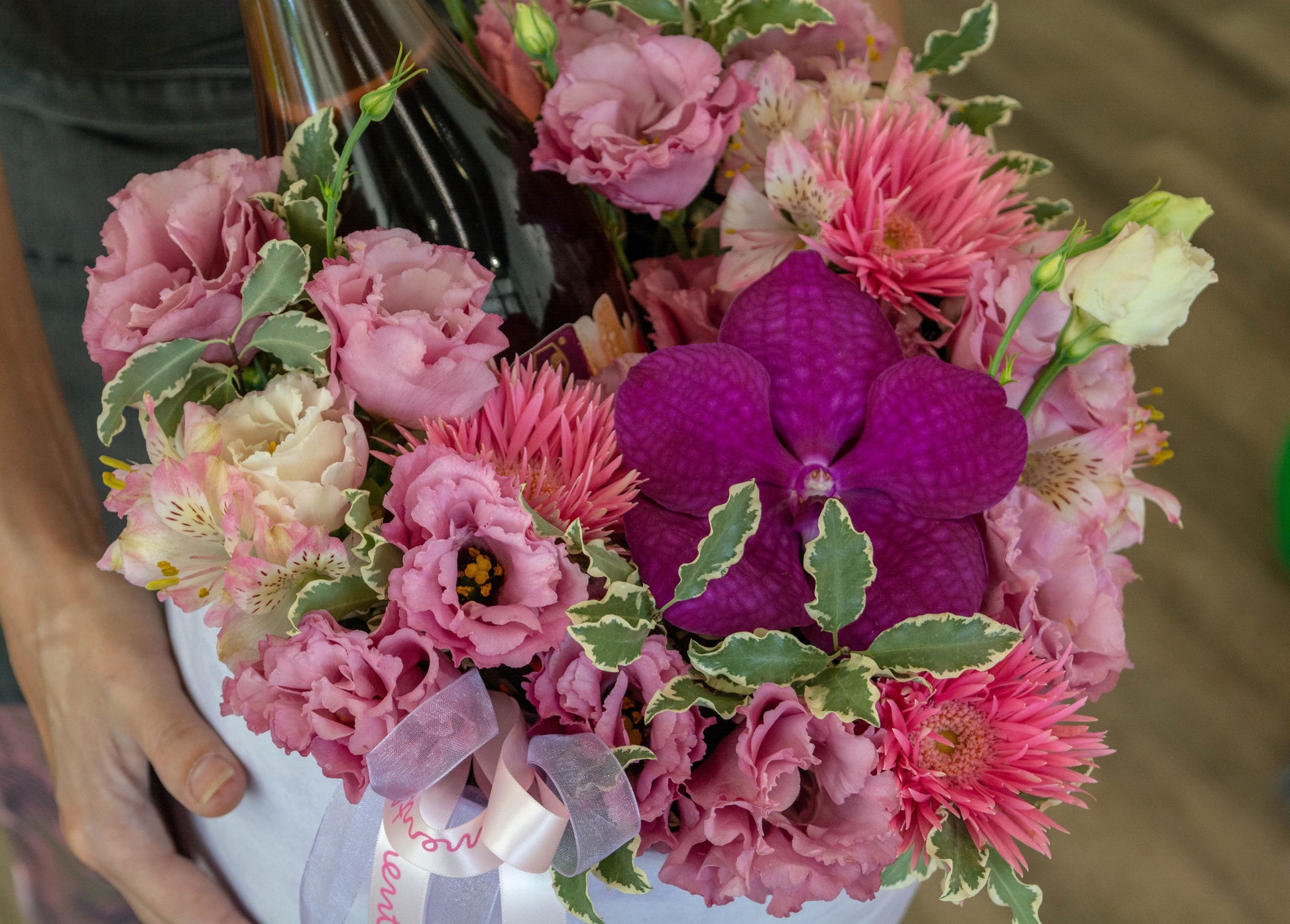 Detaliu din cutia noastră elegantă cu flori roz și orhidee Vanda, un cadou deosebit pentru momentele speciale
