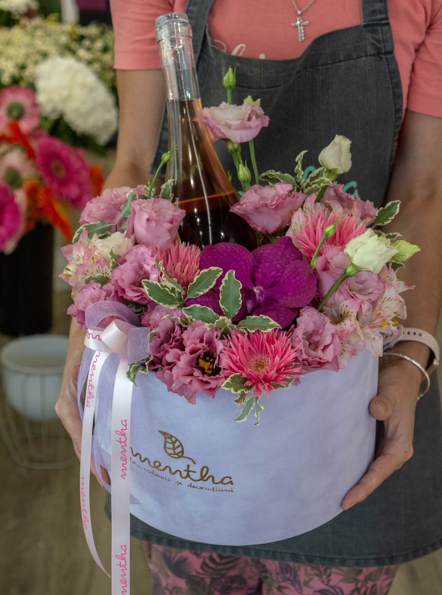 Fascinație roz: imaginea unei orhidee Vanda din cutia noastră de flori, un gest elegant și rafinat pentru persoanele dragi.