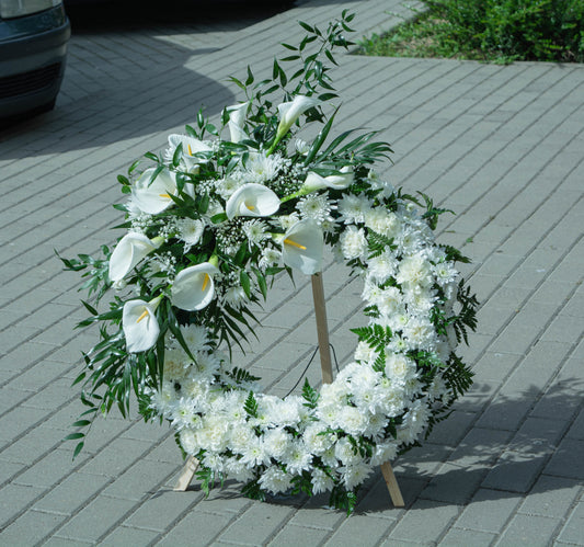 Coroană funerară cu aranjament elegant de cale albe - livrare coroana funerara în Reșița