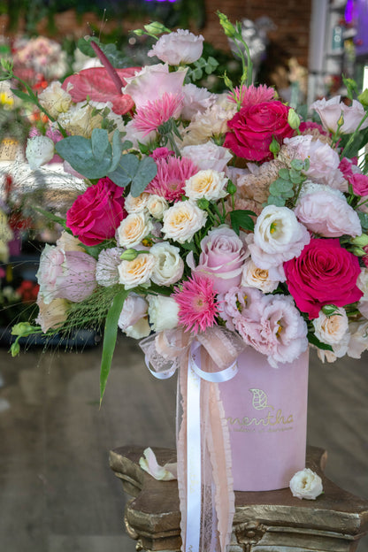 Cutie de flori naturale roz în stil tablou: privire de aproape, reprezentând gradina botanică roz, o explozie de frumusețe naturală, potrivită pentru orice ocazie, cu livrare GRATUITĂ în Resita.