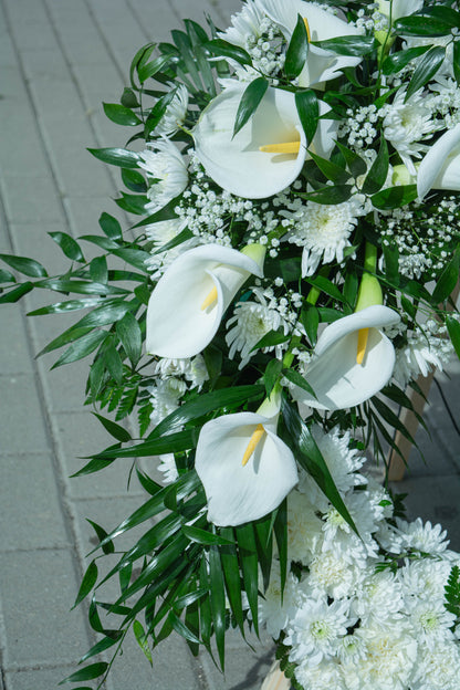 Detaliu al coroanei funerare cu cale albe - flori naturale - livrare în Reșița
