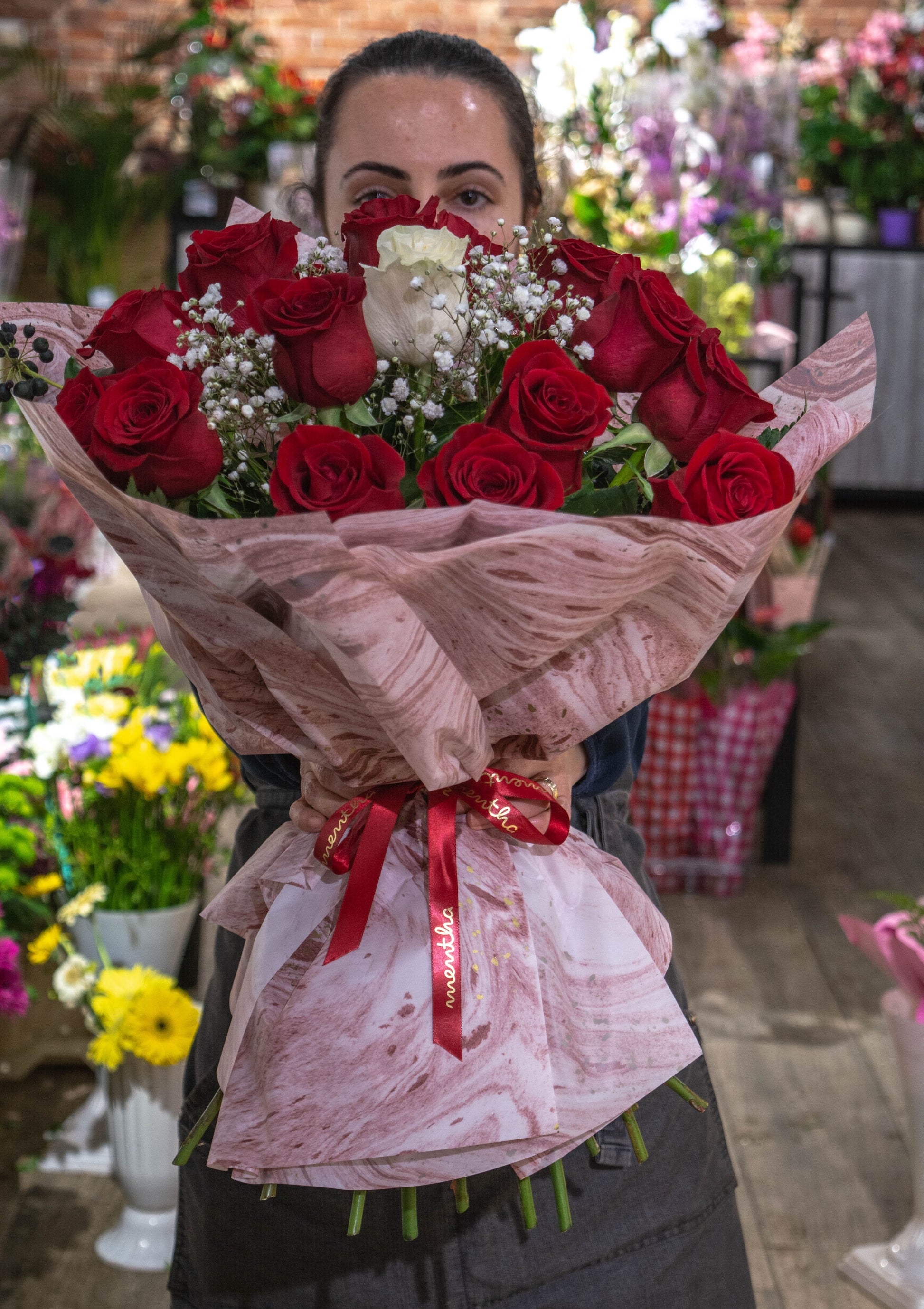 Cadou floral cu 19 trandafiri proaspeți și livrare GRATUITĂ Buchet cu 19 trandafiri și livrare rapidă și GRATUITĂ în Resita Flori proaspete și parfumate cu livrare GRATUITĂ în Resita Trandafiri roșii și albi în buchet de 19 cu livrare GRATUITĂ Buchet simplu și frumos cu 19 trandafiri proaspeți și livrare GRATUITĂ