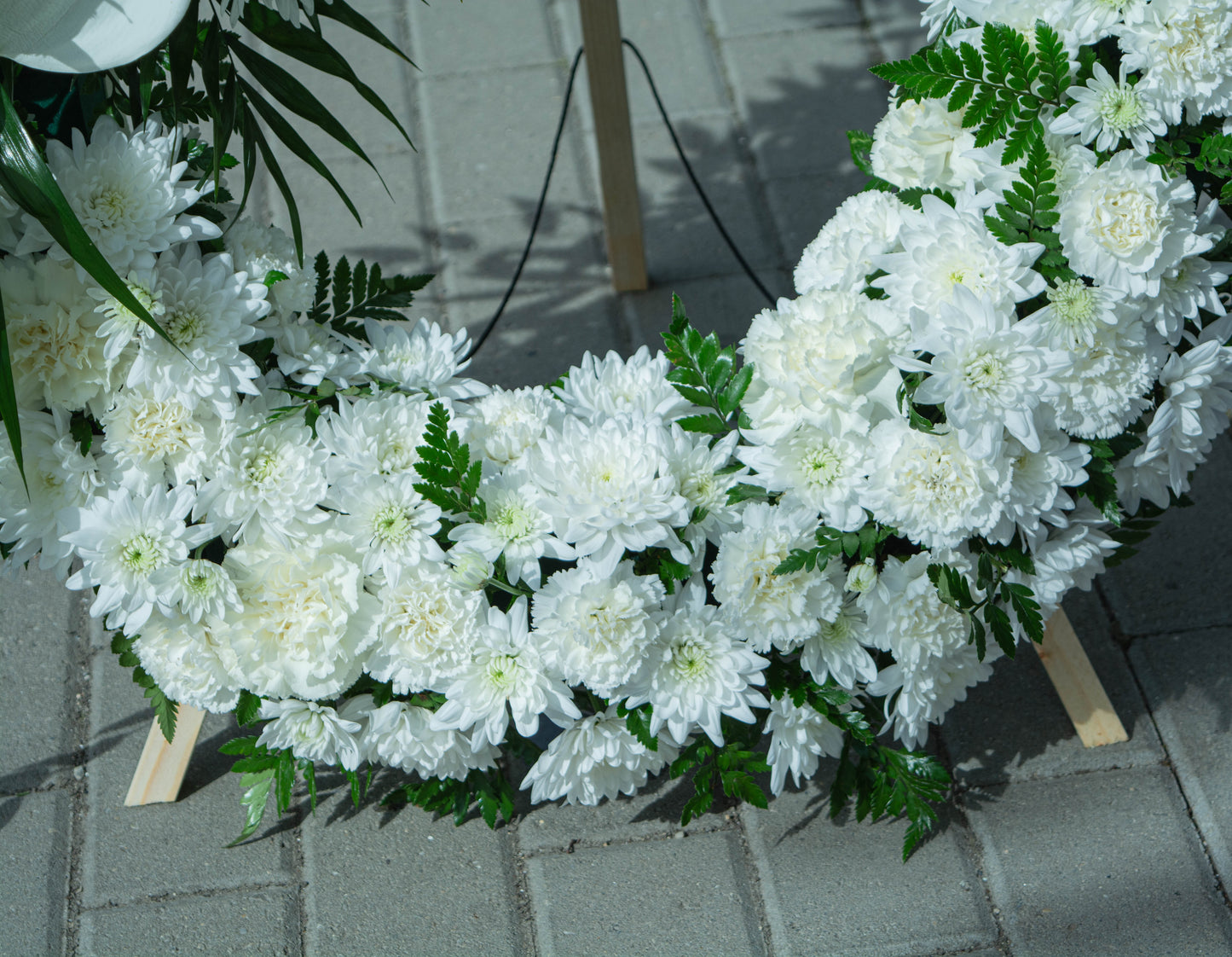 Aranjament funerar elegant cu cale albe - coroană de flori - livrare gratuită în Reșița