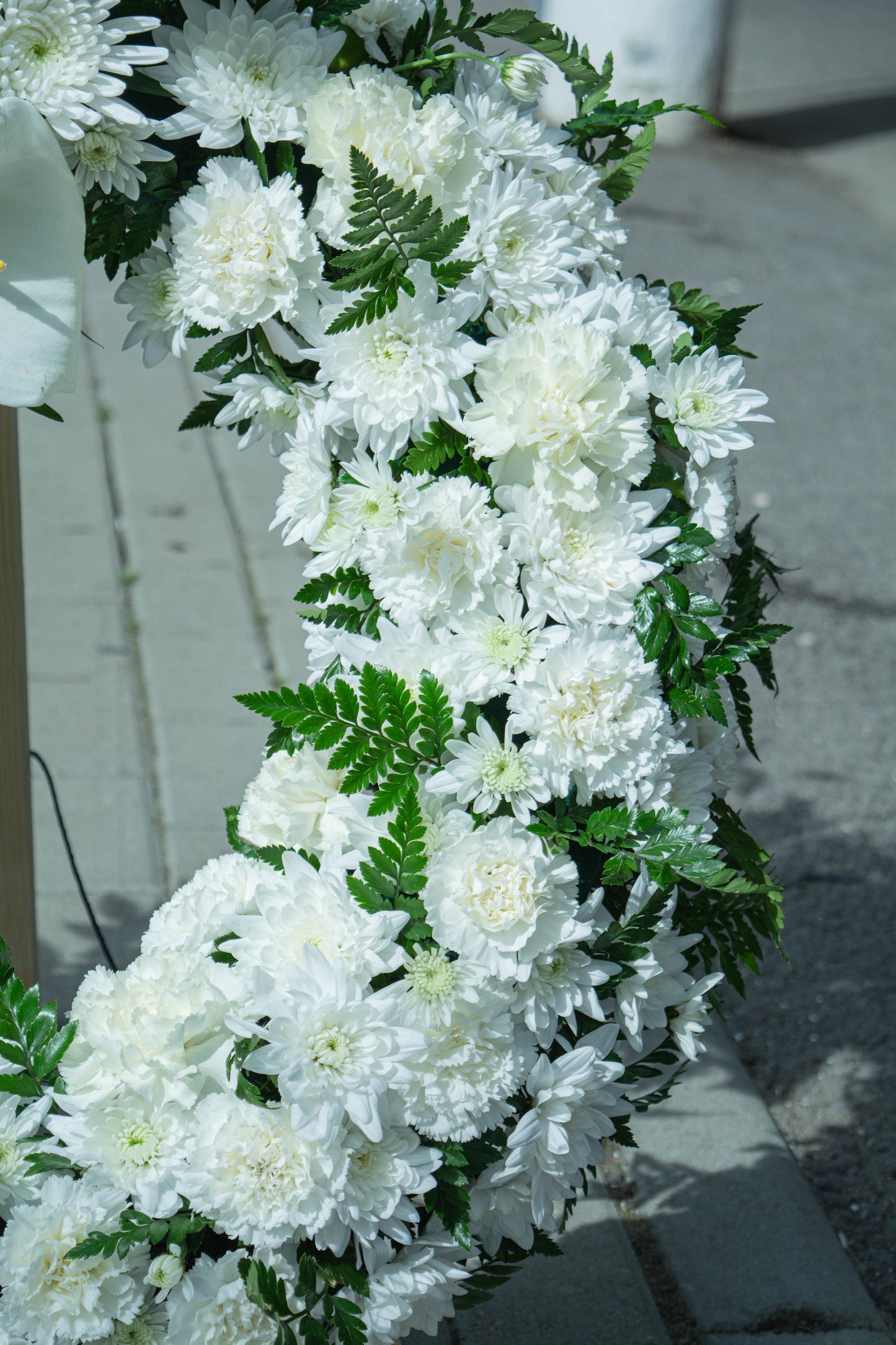 Coroană funerară cu flori naturale și cale albe - omagiu floral - livrare coroana funerara în Reșița