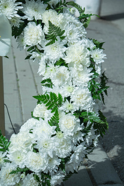 Coroană funerară cu flori naturale și cale albe - omagiu floral - livrare coroana funerara în Reșița
