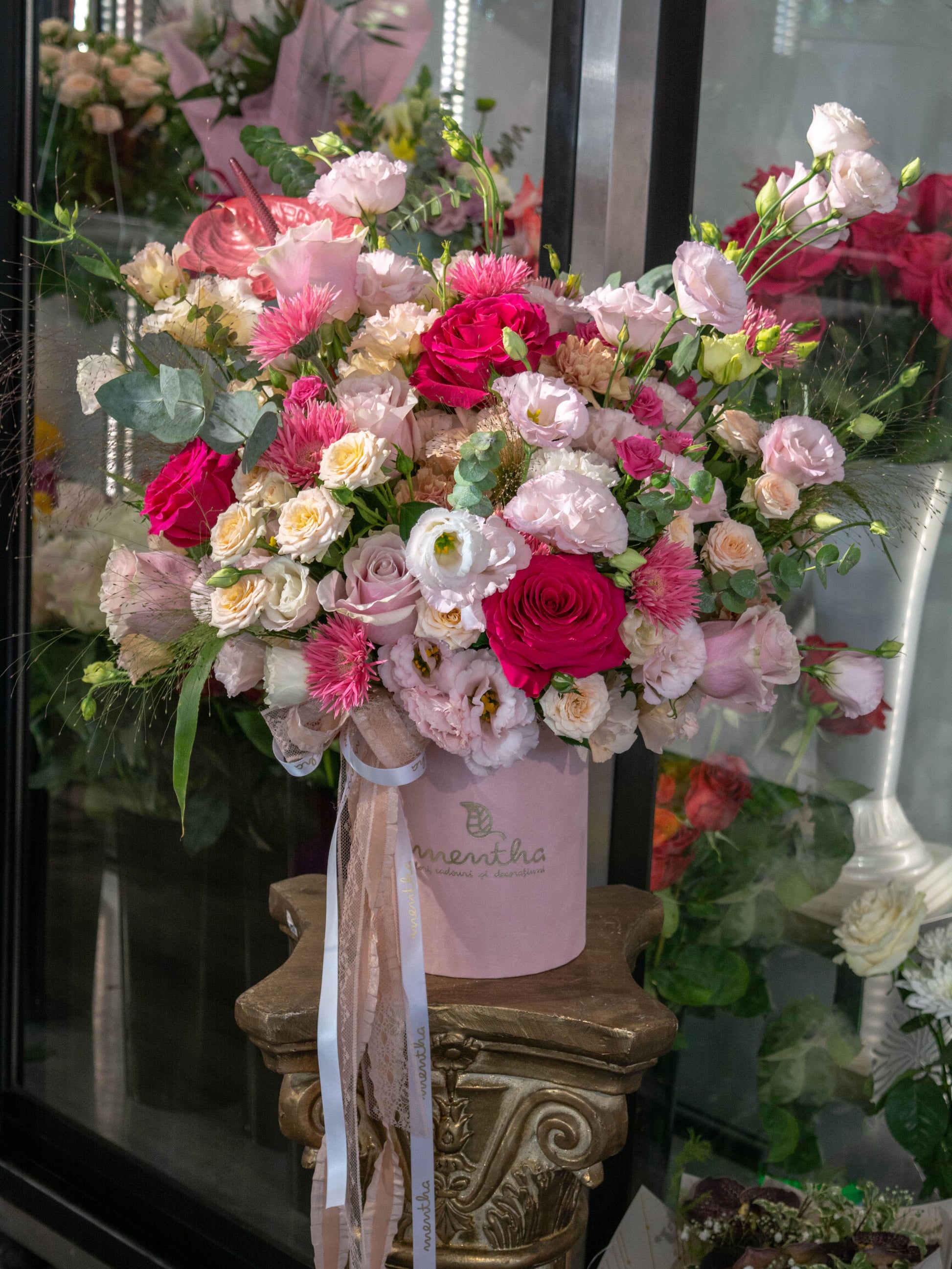 Bucurați-vă de prospețimea și parfumul florilor: ultima imagine din colecția noastră, surprinzând toată splendoarea acestei cutii cu flori tablou, cu livrare GRATUITĂ în Resita.