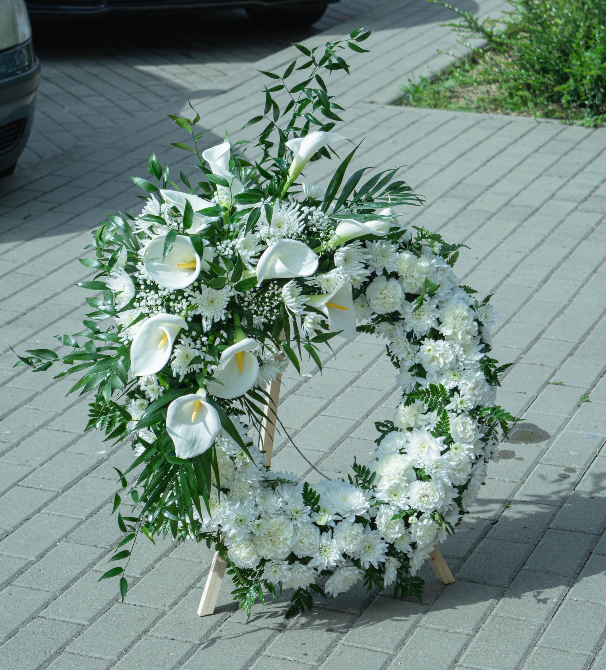 Elegantă coroană funerară cu cale albe - flori proaspete - livrare coroana funerara în Reșița