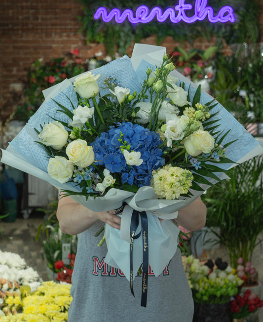 Buchet cu hortensie albastră și trandafiri - livrare flori în Reșița
