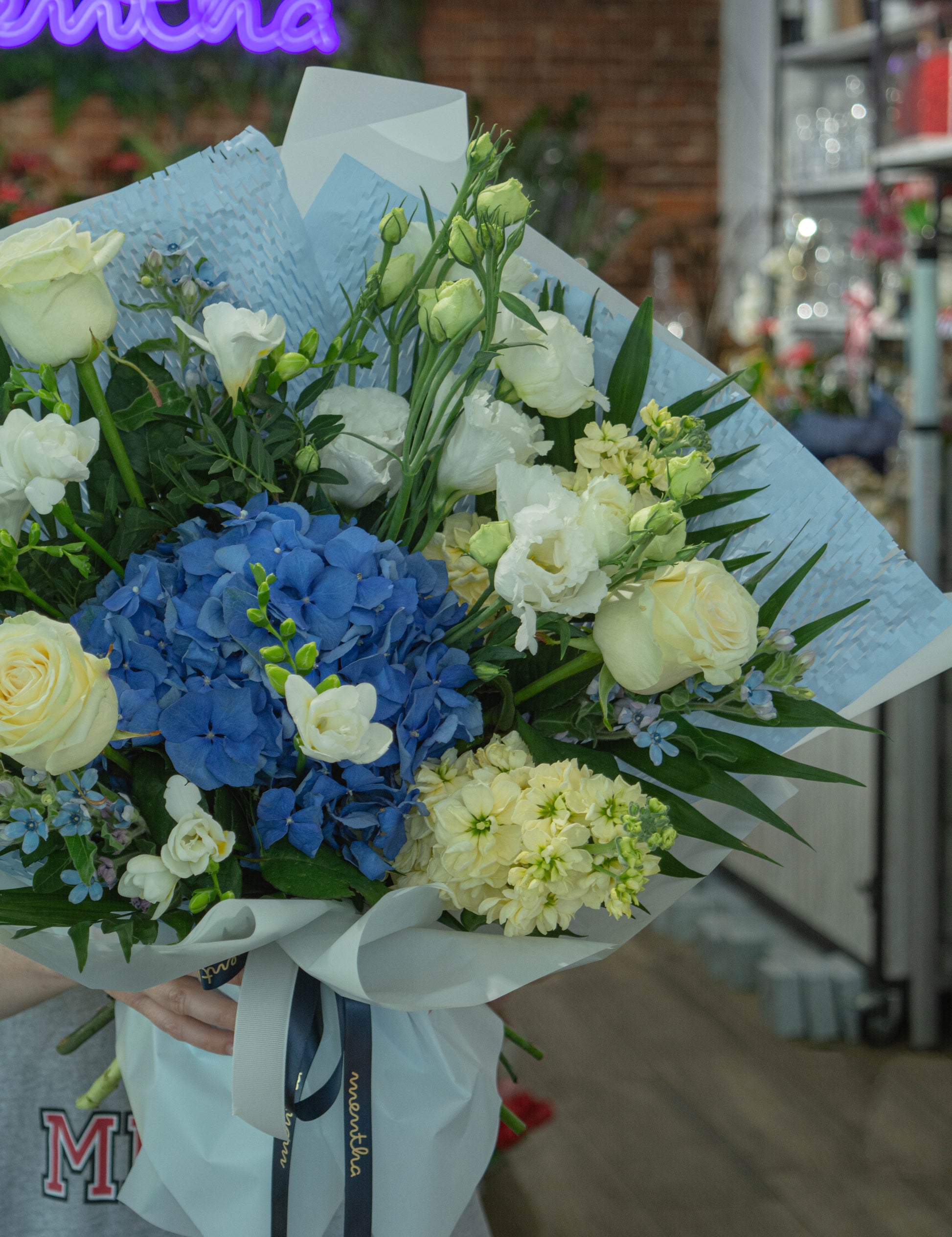 Buchet vibrat cu hortensie albastră și trandafiri - livrare gratuită flori în Reșița