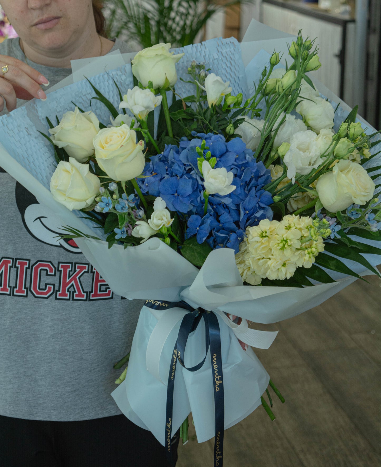 Aranjament floral cu hortensie albastră și trandafiri - buchet elegant - livrare flori în Reșița