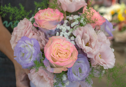 Compoziție florală jucausă într-o cutie Bubblegum, cu livrare GRATUITĂ în Resita.